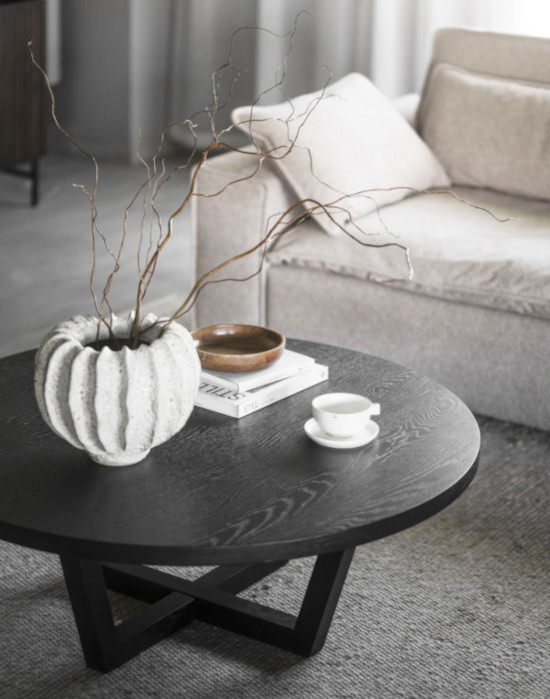 Rowico Boxford pyöreä sohvapöytä miljöökuva, musta