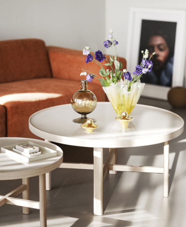 Rowico Marsden pyöreä kahvipöytä 90x90 cm miljöökuva, beige/valkopesty