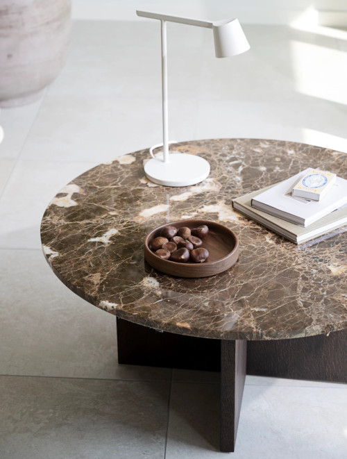 Rowico Brooksville pyöreä sohvapöytä 90 miljöökuva, ruskea marmori/ruskea