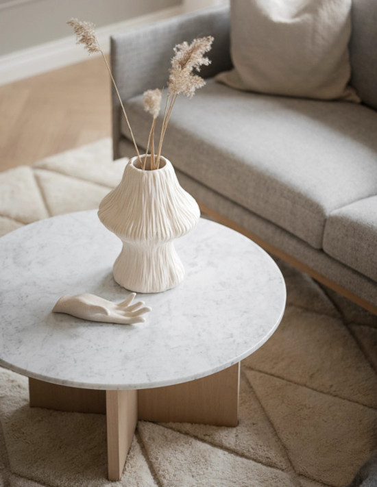 Rowico Brooksville pyöreä sohvapöytä 90 miljöökuva, valkoinen marmori/valkopesty