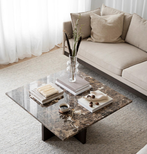 Rowico Brooksville sohvapöytä 90x90 miljöökuva, ruskea marmori/ruskea