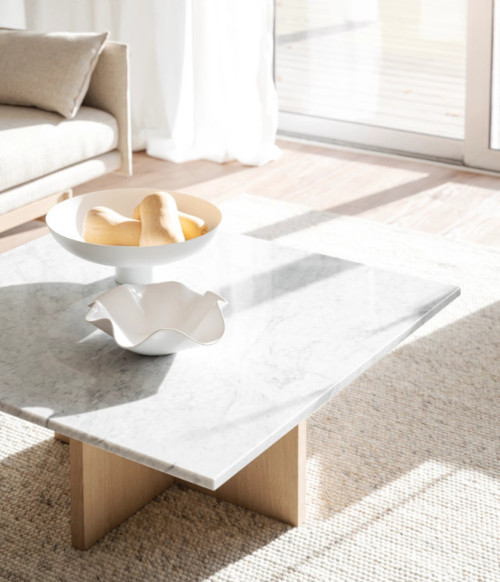 Rowico Brooksville sohvapöytä 90x90 miljöökuva, valkoinen marmori/valkopesty