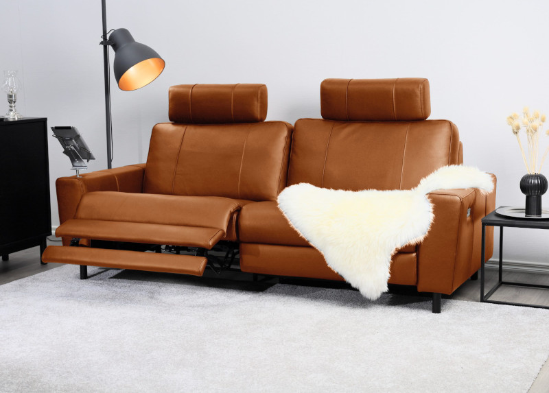 Muru sohva 2 moottorilla 2-istuttava nahkaisena miljöökuva, Natural Fine Cognac
