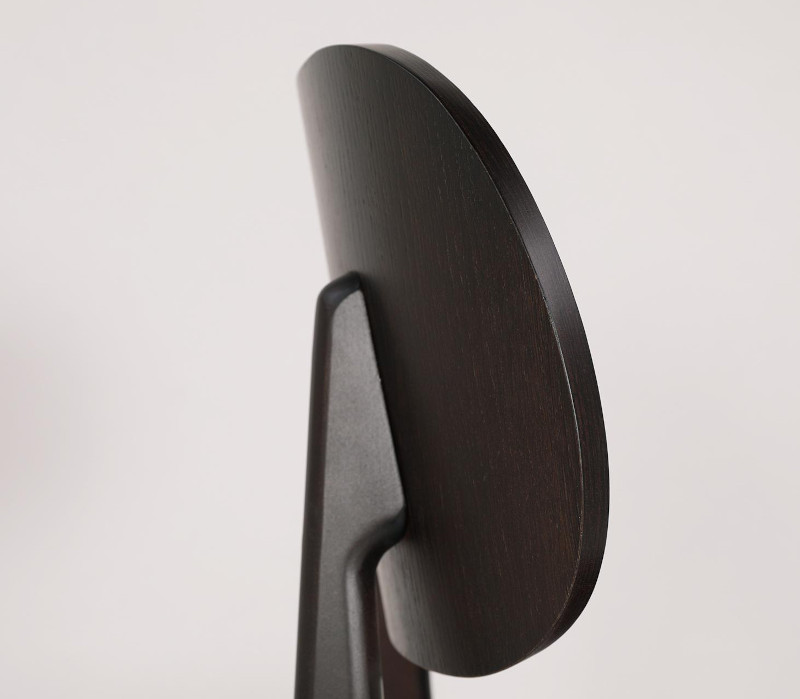 Saana tuoli (mustanruskea) lähikuva