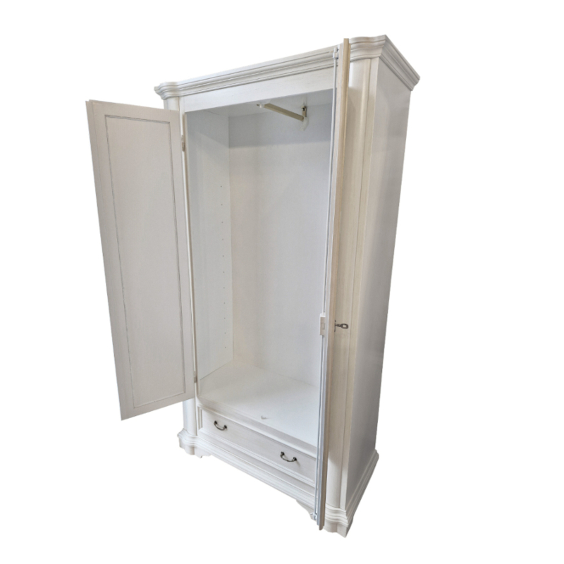 Amadeus vaatekaappi ovet auki