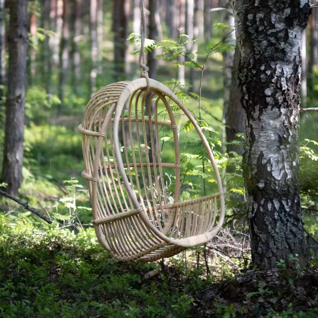 Parolan Rottingin Sirkka umpinainen riippukeinu miljöökuva, luonnonväri