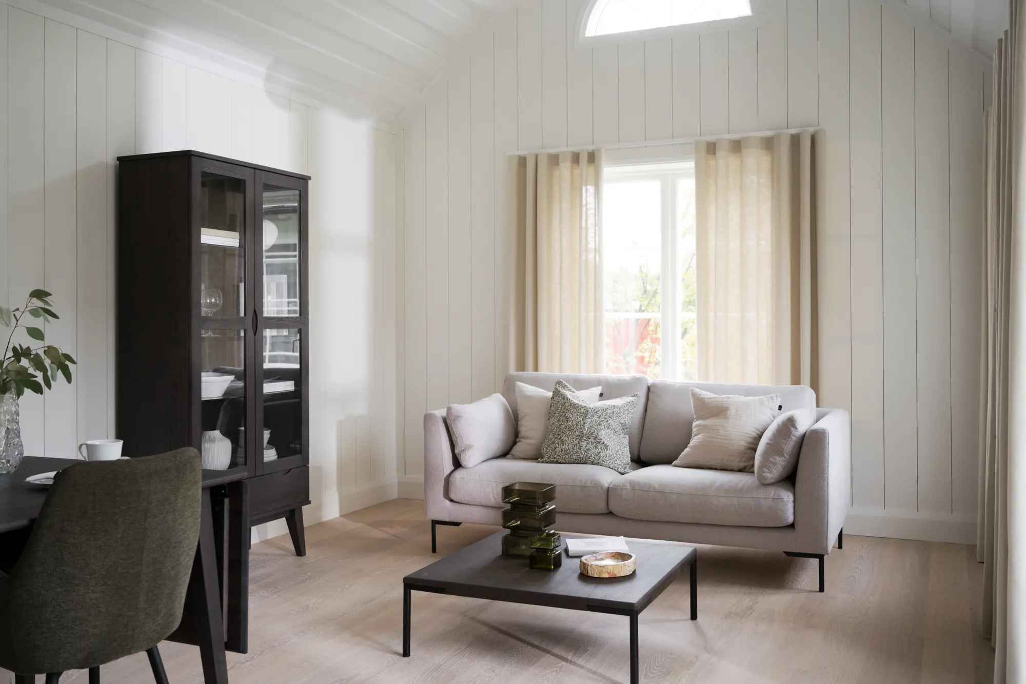 Rowico Farrell sohvapöytä neliö 80x80 (korkeus 27 cm) miljöökuva