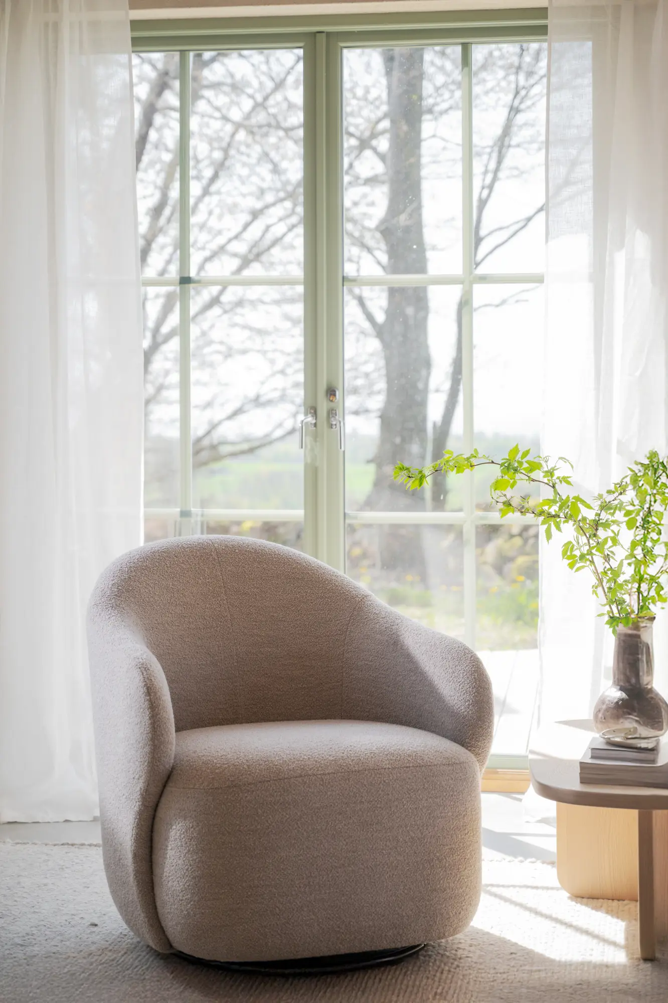 Rowico Chapeltown pyörivä nojatuoli miljöökuva, 01 vaalea beige