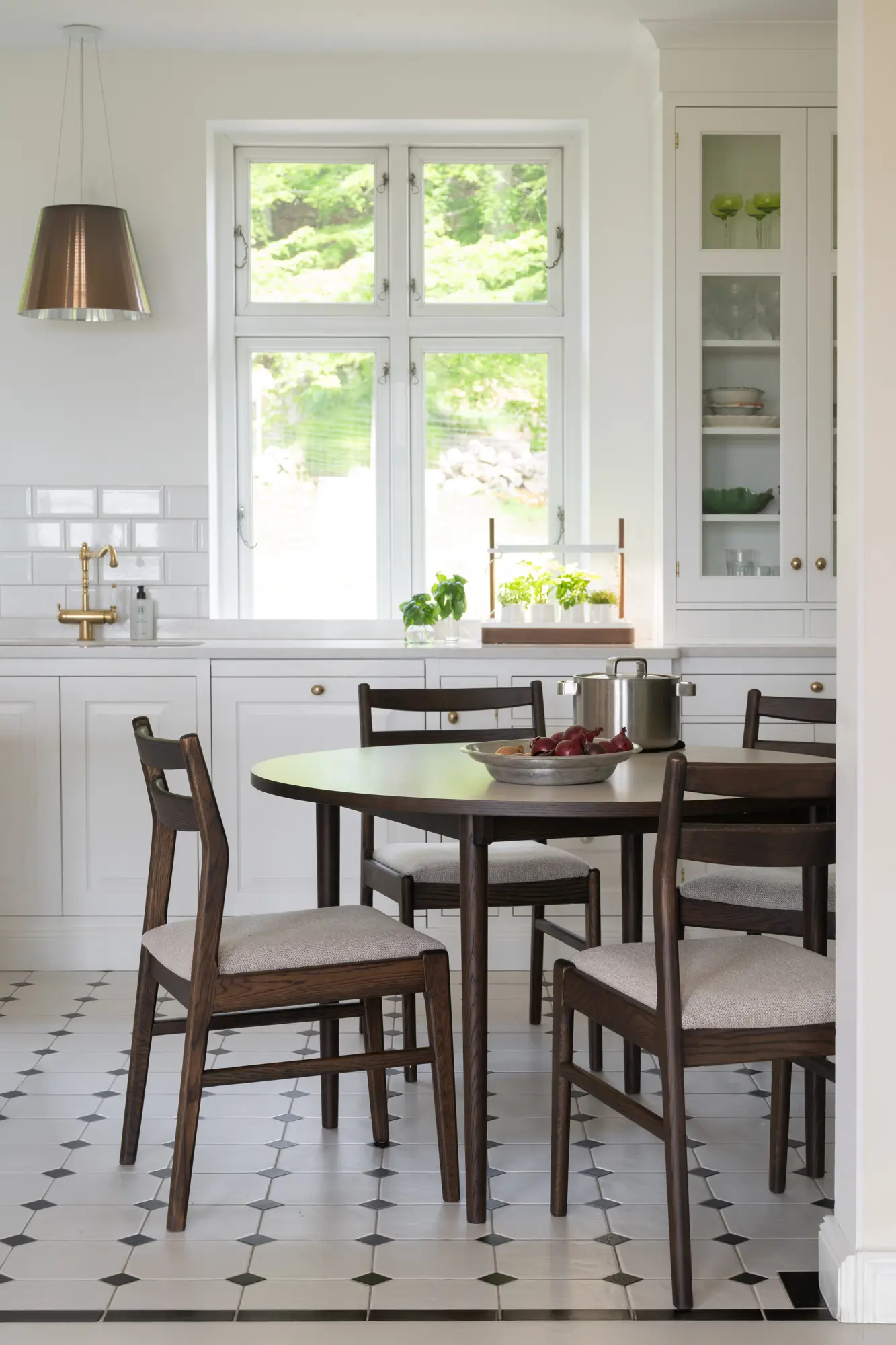 Rowico Fairmount pyöreä ruokapöytä 120 miljöökuva, beige/ruskea