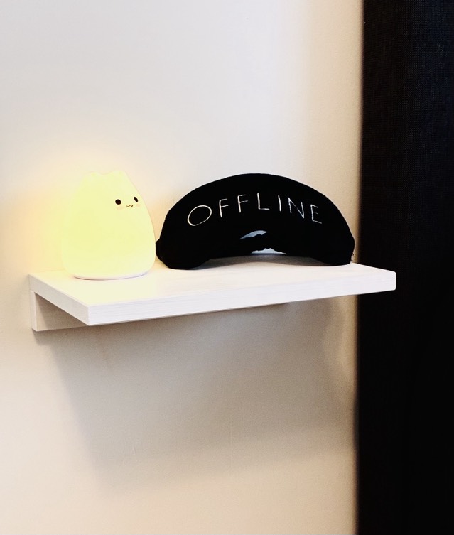 Mänty yöpöytähylly miljöökuva