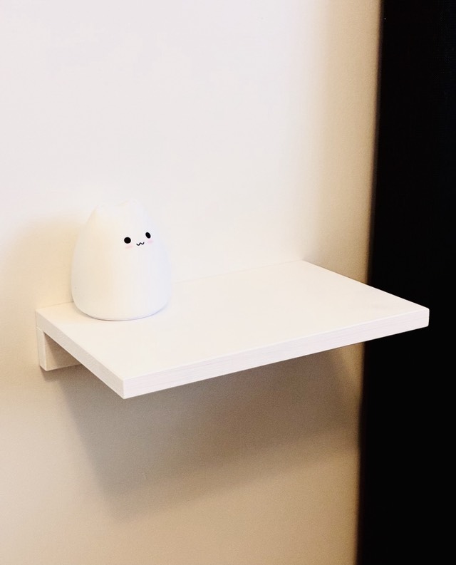 Mänty yöpöytähylly miljöökuva