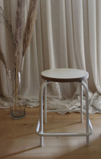 CLASSIC -45 jakkara jalkalenkillä maalattu runko, valkoinen