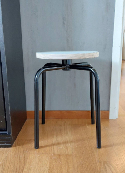 Riippuva -45 jakkara miljöökuva, musta/valkoinen laminaattipintainen vaneri