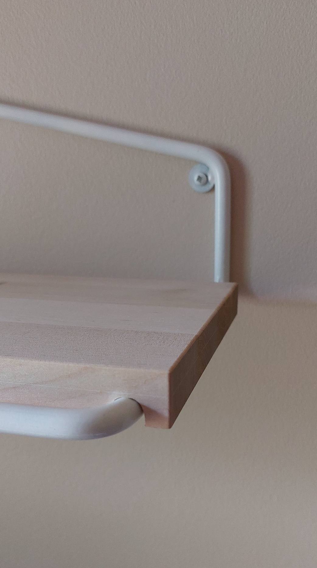 Ilma seinähylly (vino) lähikuva