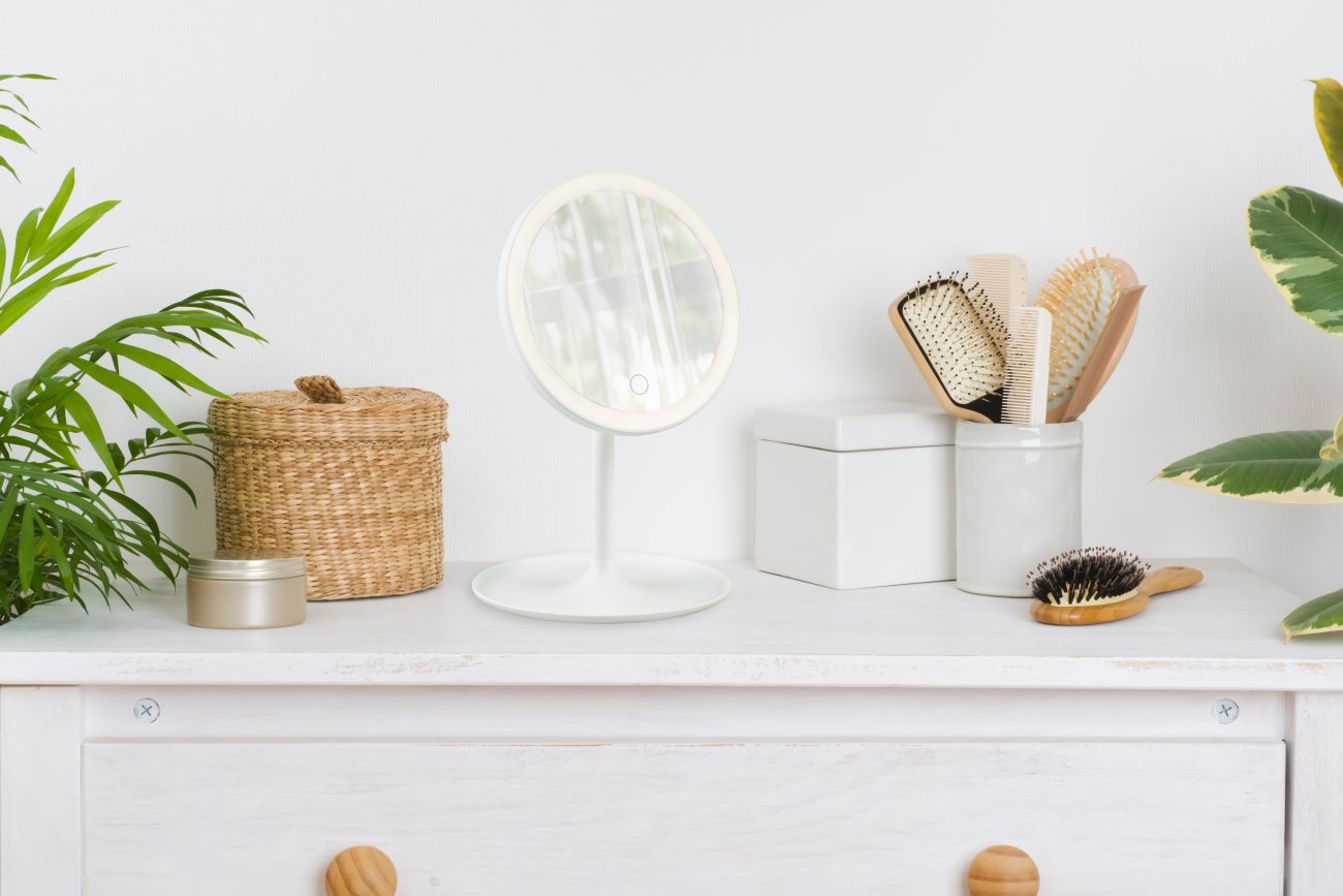 Meikkipeili valolla miljöökuva, valkoinen