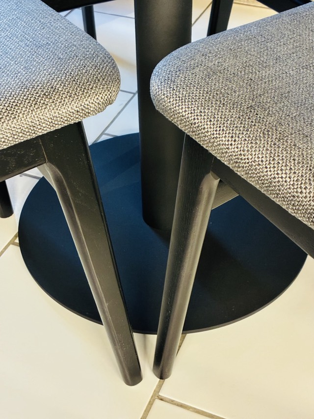 Kopi pyöreä pöydän jalka lähikuva