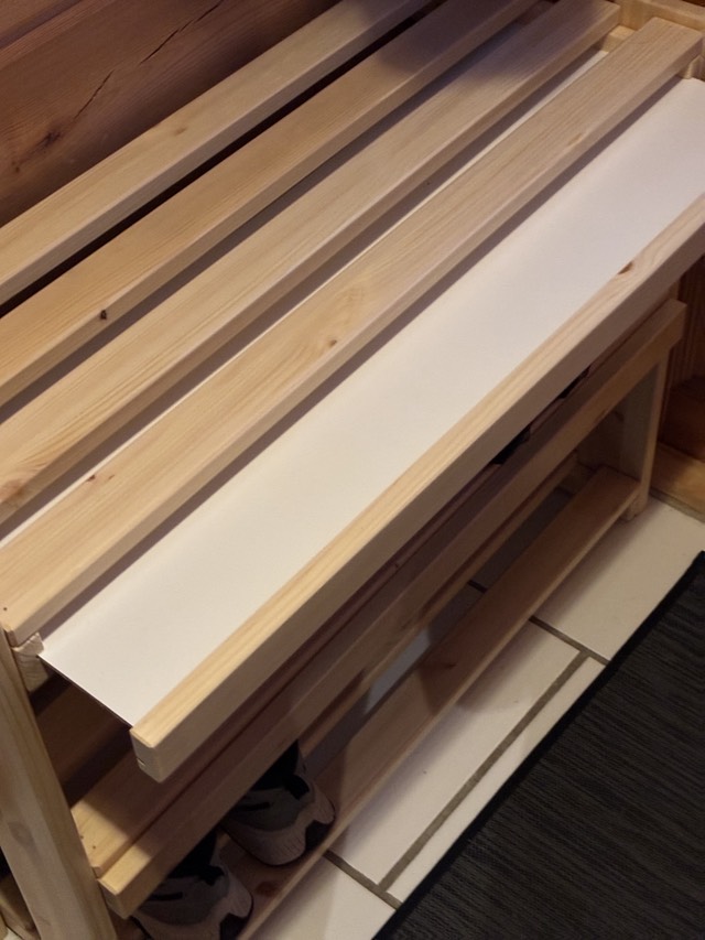 Mänty kenkäteline lähikuva