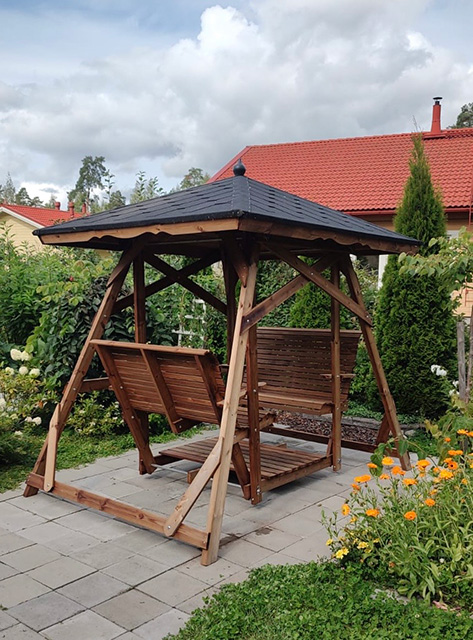 Katariina vastakkain istuttava pihakeinu miljöökuva