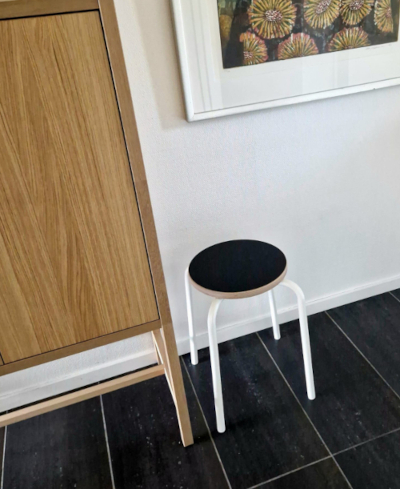 CLASSIC -45 jakkara miljöökuva, valkoinen/musta laminaattipintainen vaneri