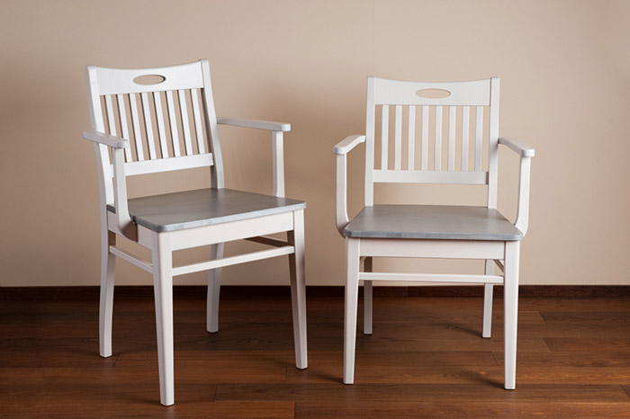 Luoto korotettu tukituoli vasemmalla kuvassa. Luoto tuoli saatavilla myös korottamattomana, myydään erikseen.