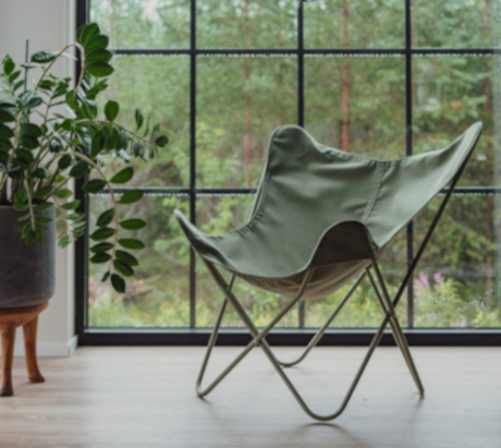 Lepakkotuoli yksivärisellä kankaalla miljöökuva, vihreä